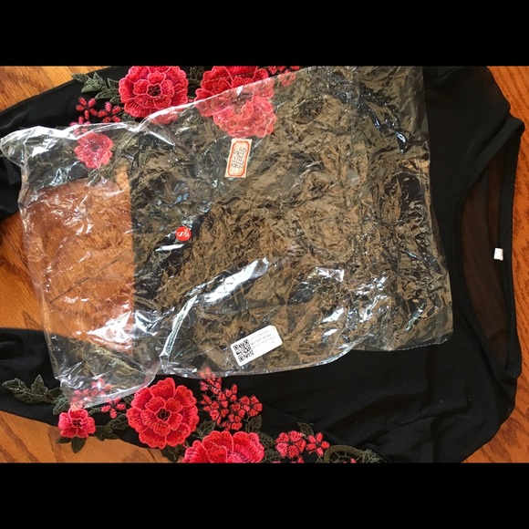 ❌DONATED❌ - Crop Top🔴 - Picture 5 of 6